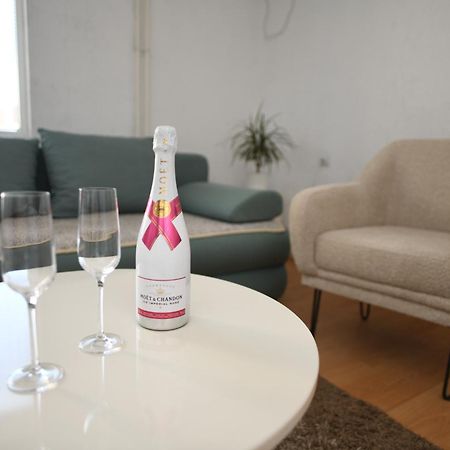 Cinema Vardar Apartment Skopje Eksteriør bilde